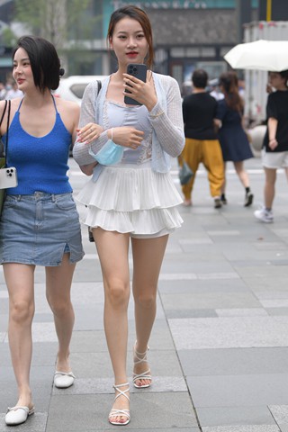 街拍美腿，美zu凉高小姐姐