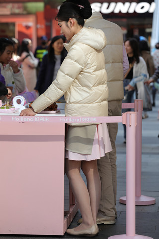 搞活动试吃的好利来小姐姐