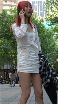 4K - 街拍酒红色头发白裙美眉 [1.27 GB/MP4]