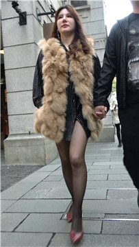 4K - 街拍丝袜美腿高跟美女贵妇 [1.22 GB/MP4]