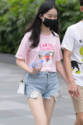 街拍粉色T恤热裤小女友
