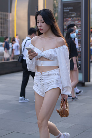 街拍白热牛清凉美眉