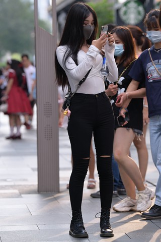 街拍黑色紧身裤美眉
