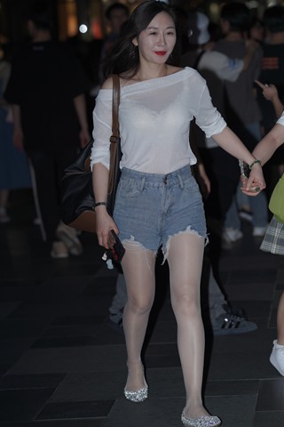 喜欢穿R丝的姐姐