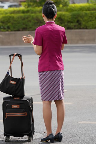 25最新空姐街拍-阳光下南航丝袜的光泽很不错