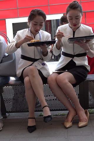 4K - 抓拍吃午饭的高跟美女 [2.71 GB/MP4]