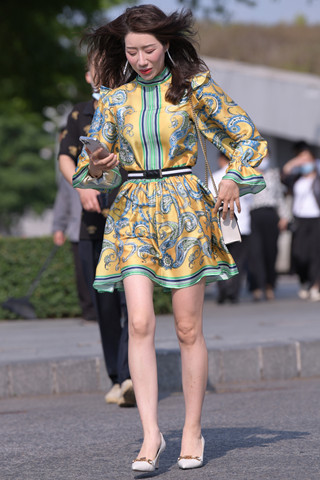 高跟鞋裙装美女