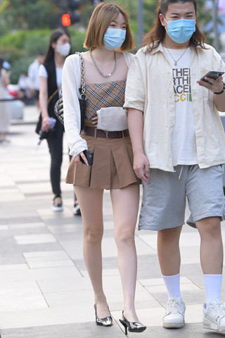 短发超短裙美腿美眉