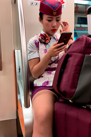 成都局熟女气质乘务员坐姿豪迈经典地铁视频