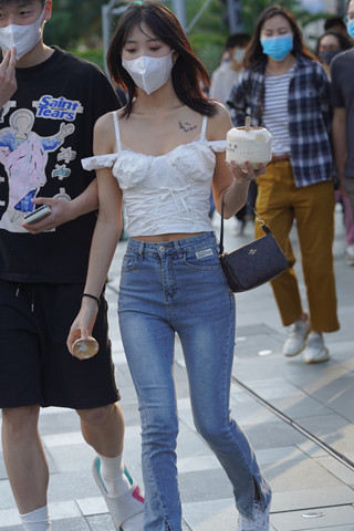 街拍牛仔裤小女友