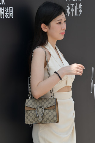 白裙白皙美足美女