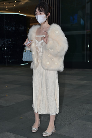 搭讪穿丝的毛绒外套小仙女