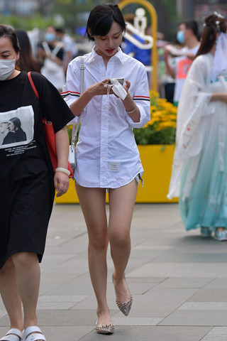 白衬衫美腿热裤小妹