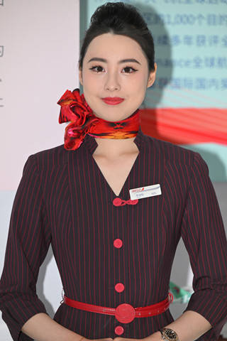 上航两位优雅空姐乘务长