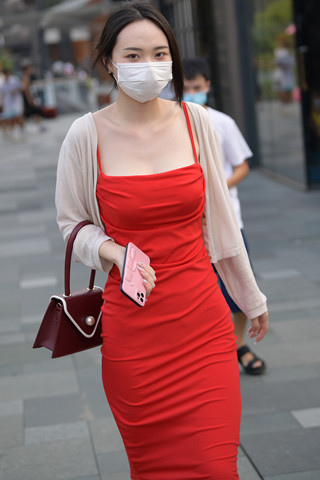 街拍红色吊带裙白皙小姐姐