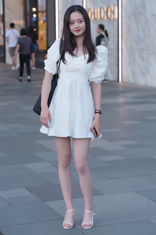 甜美的白裙美眉