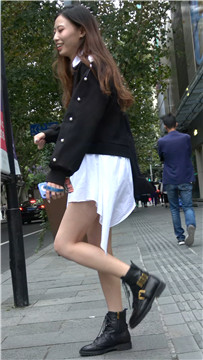 4K - 白裙黑色外套气质街拍美腿美女 [1.53 GB/MP4]