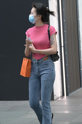 街拍气质的牛仔裤美女