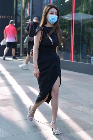 街拍黑色开叉裙大美女