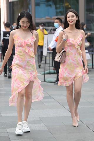 街拍养眼碎花裙姐妹花
