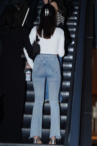 长腿的牛仔裤美女