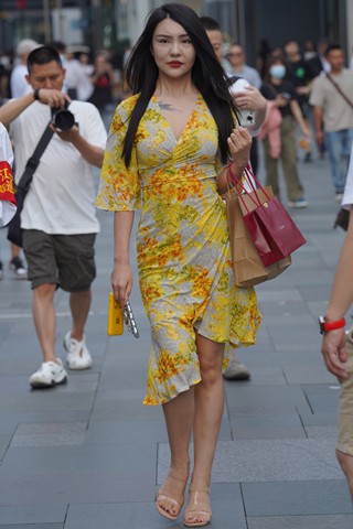 朲槭味慢慢长裙美女