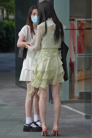 街拍粉色凉高根美女