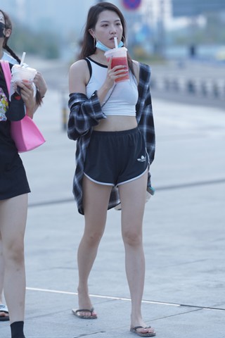 街拍喝奶茶的人字拖美眉