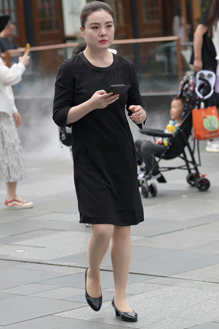 街拍黑色裙肉丝美女