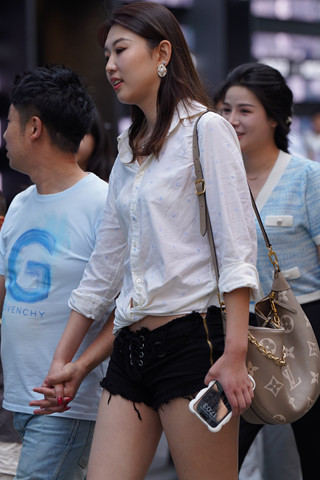 黑色热裤白衬衫长腿美女