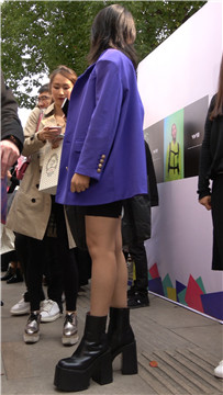 蓝色外套街拍美女的皮鞋有点太大了吧 [1.04 GB/MP4]