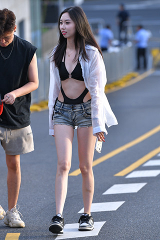 清凉的内高叉热裤美眉