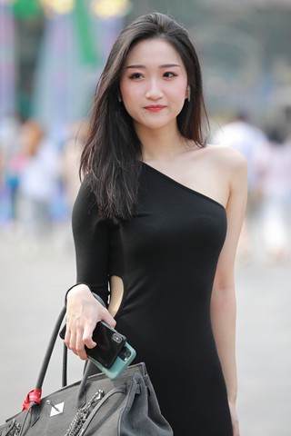 街拍斜肩裙气质靓女