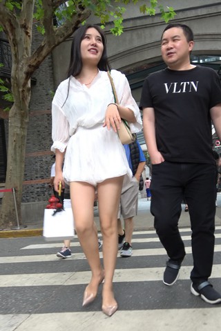 4K - 街拍白色雪纺衫美女 [1.59 GB/MP4]