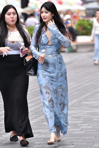 街拍长裙姐姐跟闺蜜