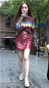 4K - 酒红色皮裙性感美腿街拍高跟美女 [1.01 GB/MP4]