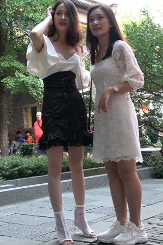 4K - 喜欢拍照的三美女 [1.71 GB/MP4]