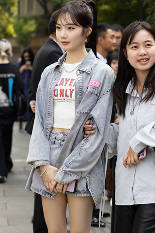 时装周拍摄高颜值的上戏女演员