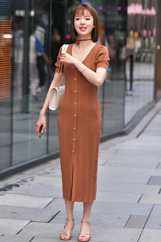 搭讪棕色裙装小姐姐