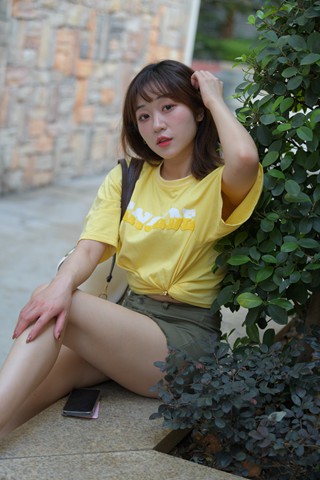 [红石专区] 绿色短裙女孩 【图片➕视频】