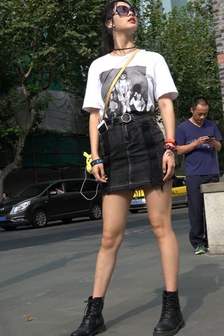 4K - 街拍短裙短靴马尾辫小姐姐 [1.86 GB/MP4]