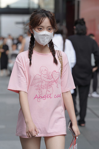 街拍小清新，双麻花辫女孩！