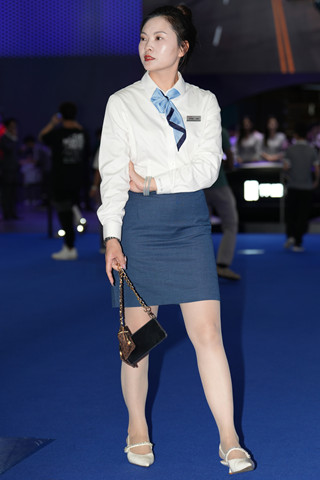 肉丝白衬衫制服销售顾问