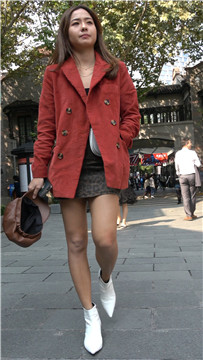 4K - 很有气质的红色外套美腿街拍美女 [1.22 GB/MP4]