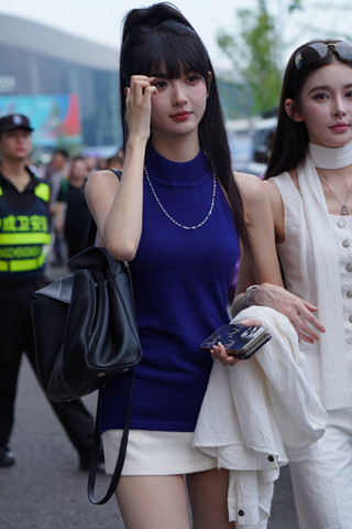 美腿短裙小姐姐