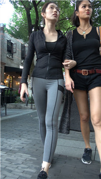 4k-灰色弹力裤运动鞋街拍美女 [1.92 GB]