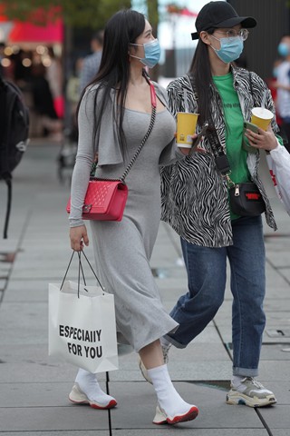 街拍灰色长裙微胖美眉