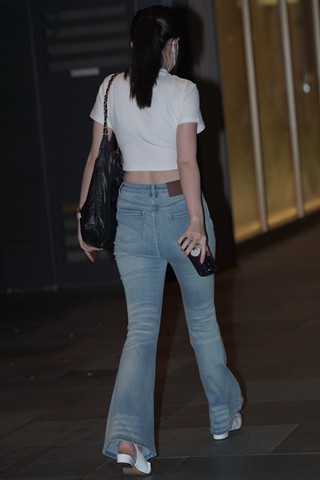 抓拍牛仔裤姐姐