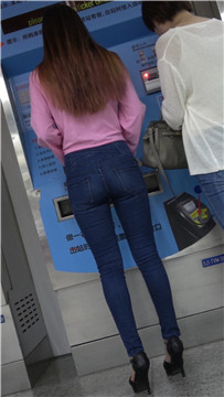 4K -粉色T恤衫紧身蓝色牛仔裤街拍极品身材高跟鞋美女[918 MB]