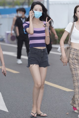 街拍打电话的人字拖小姐姐